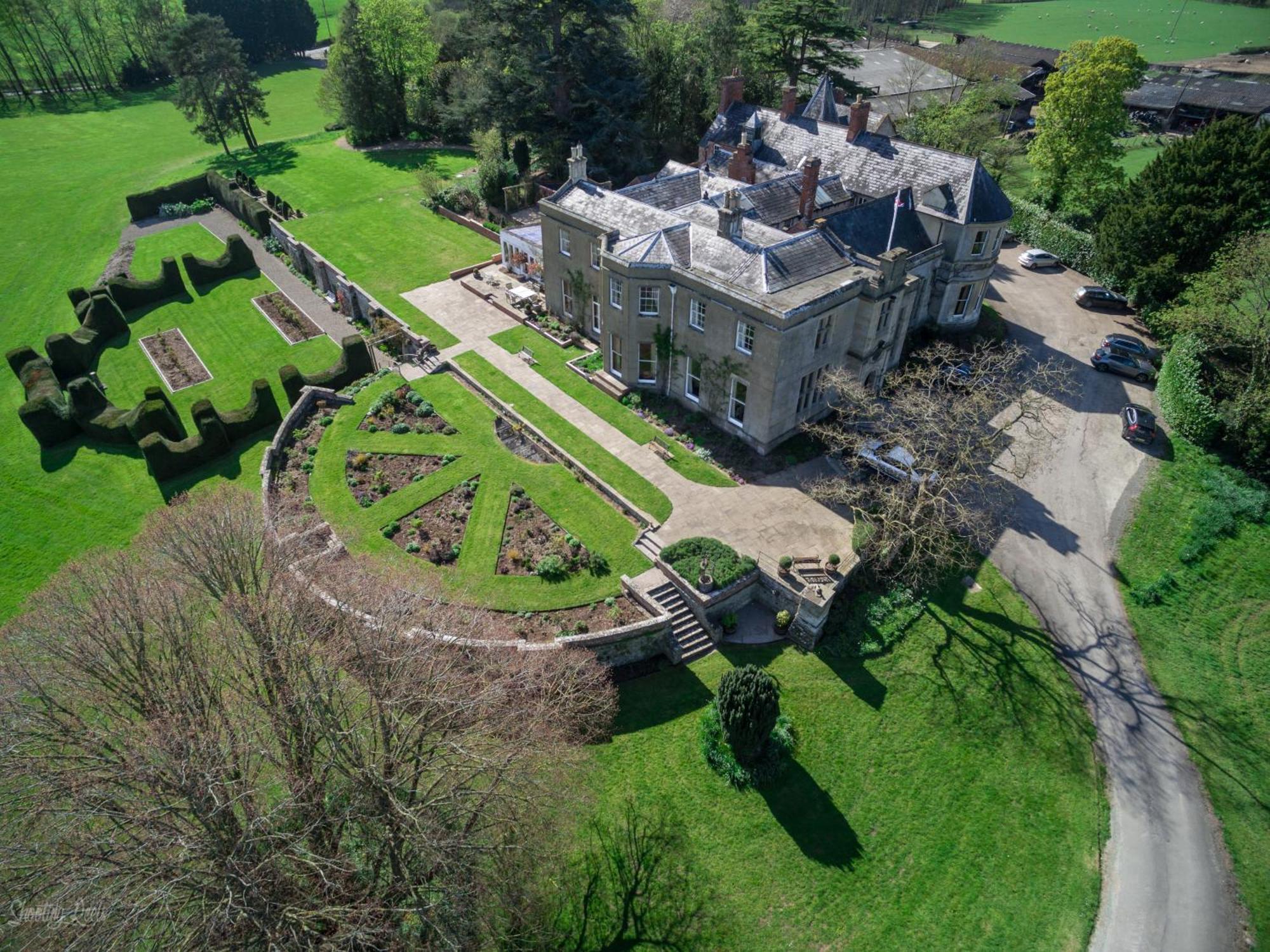 Burton Court Летний дом